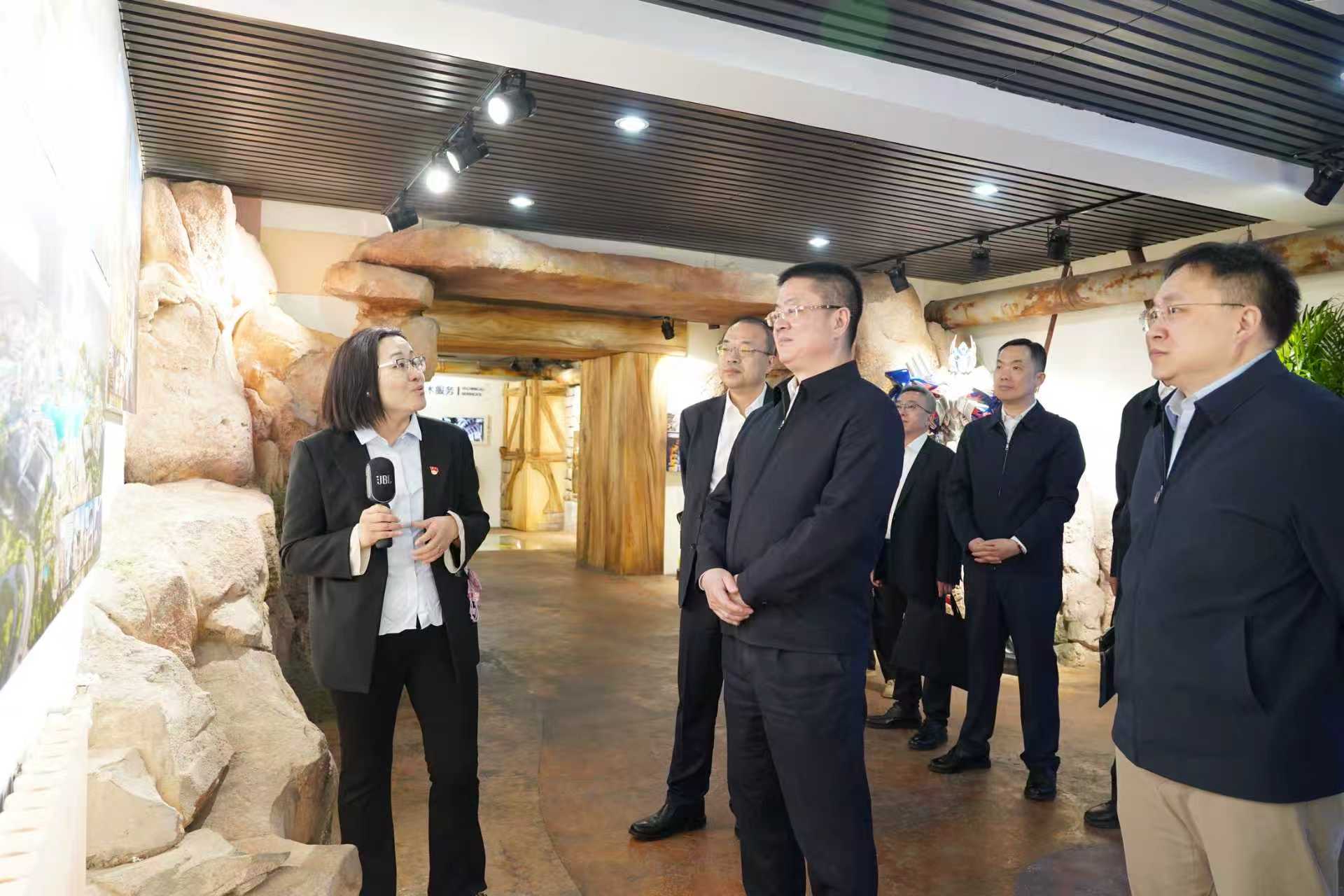 1-李仲泽参观九游会老哥俱乐部登录建研院文旅展厅