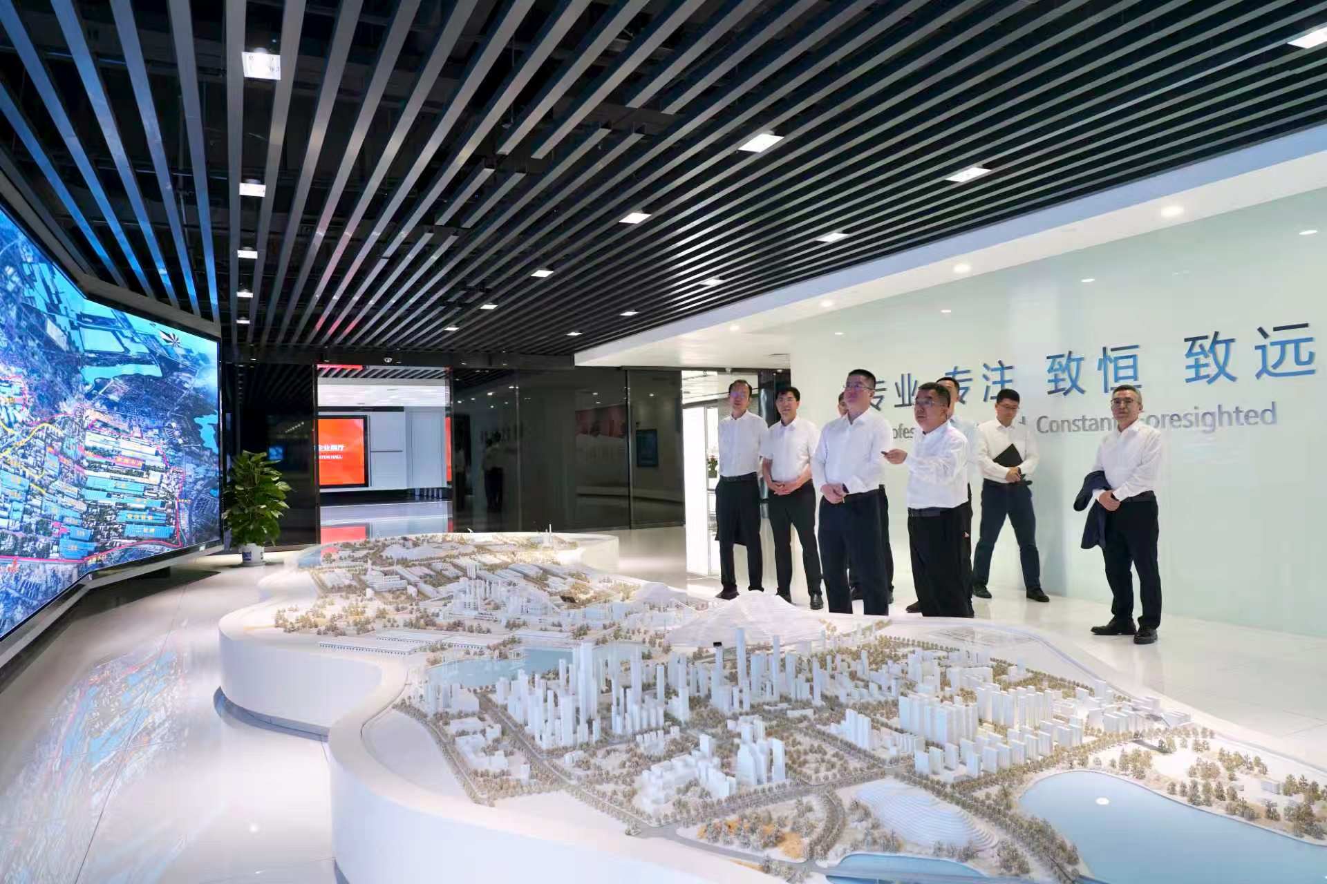 李仲泽参观九游会老哥俱乐部登录南方企业展厅