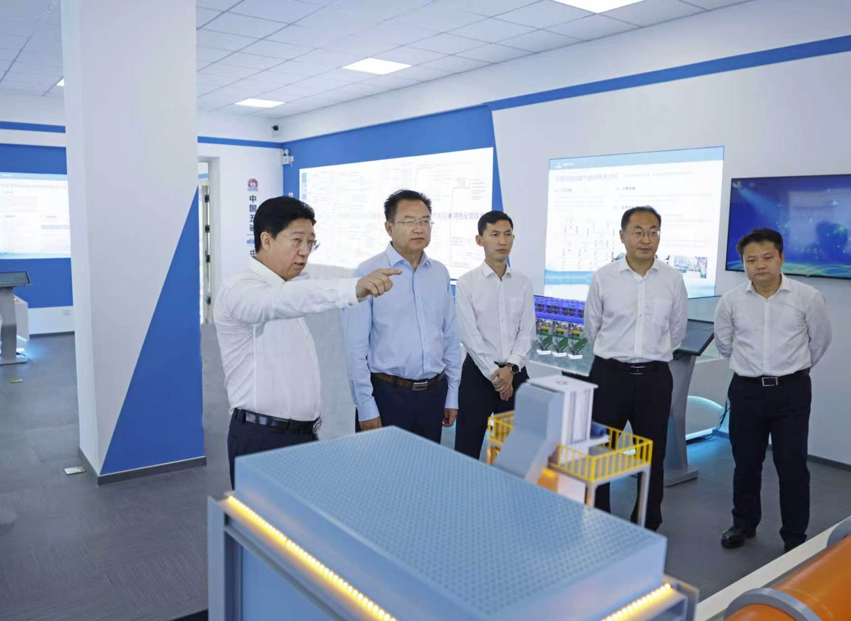 陈阳参观九游会老哥俱乐部登录设备院科创中心