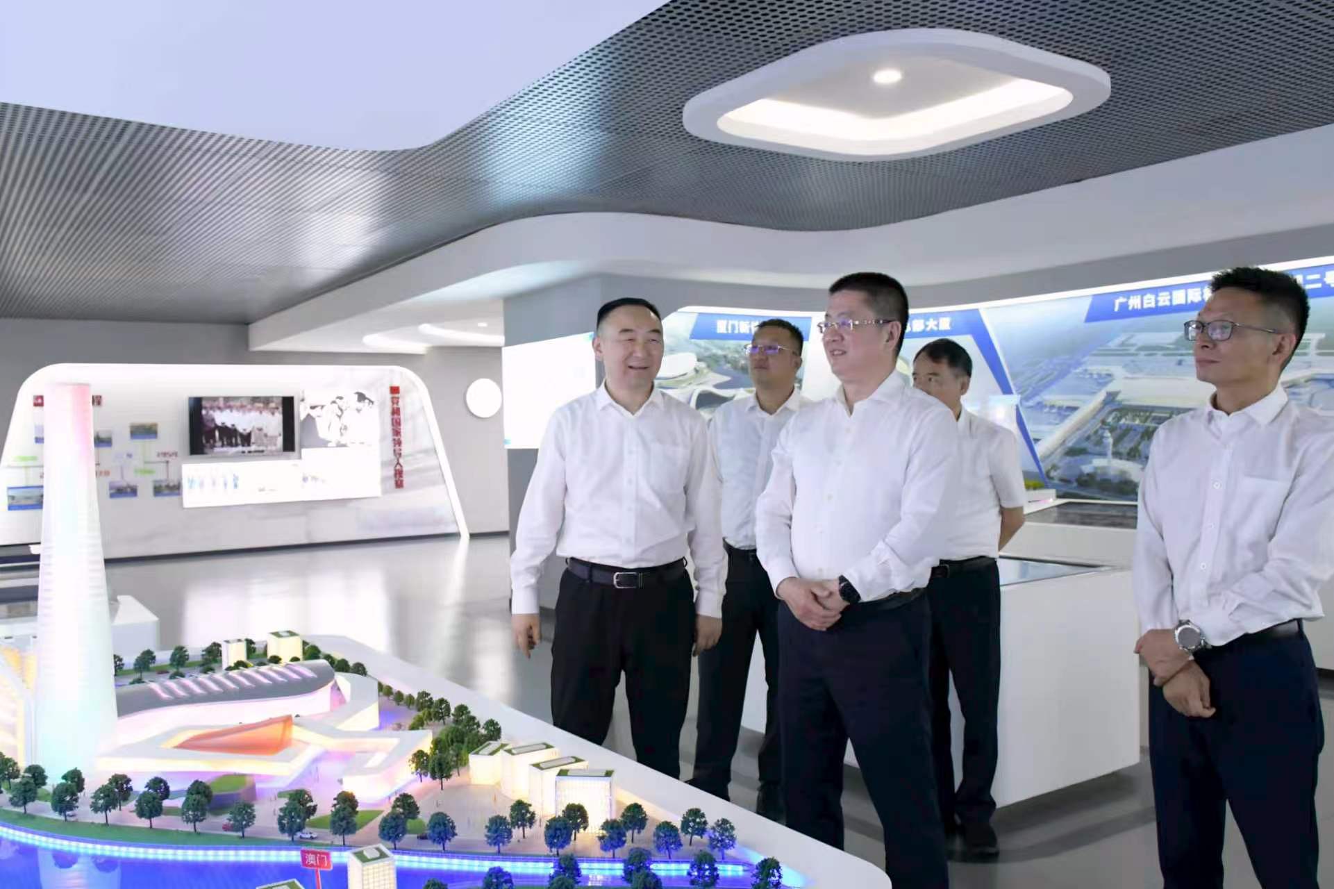 2-李仲泽参观九游会老哥俱乐部登录钢构企业展厅
