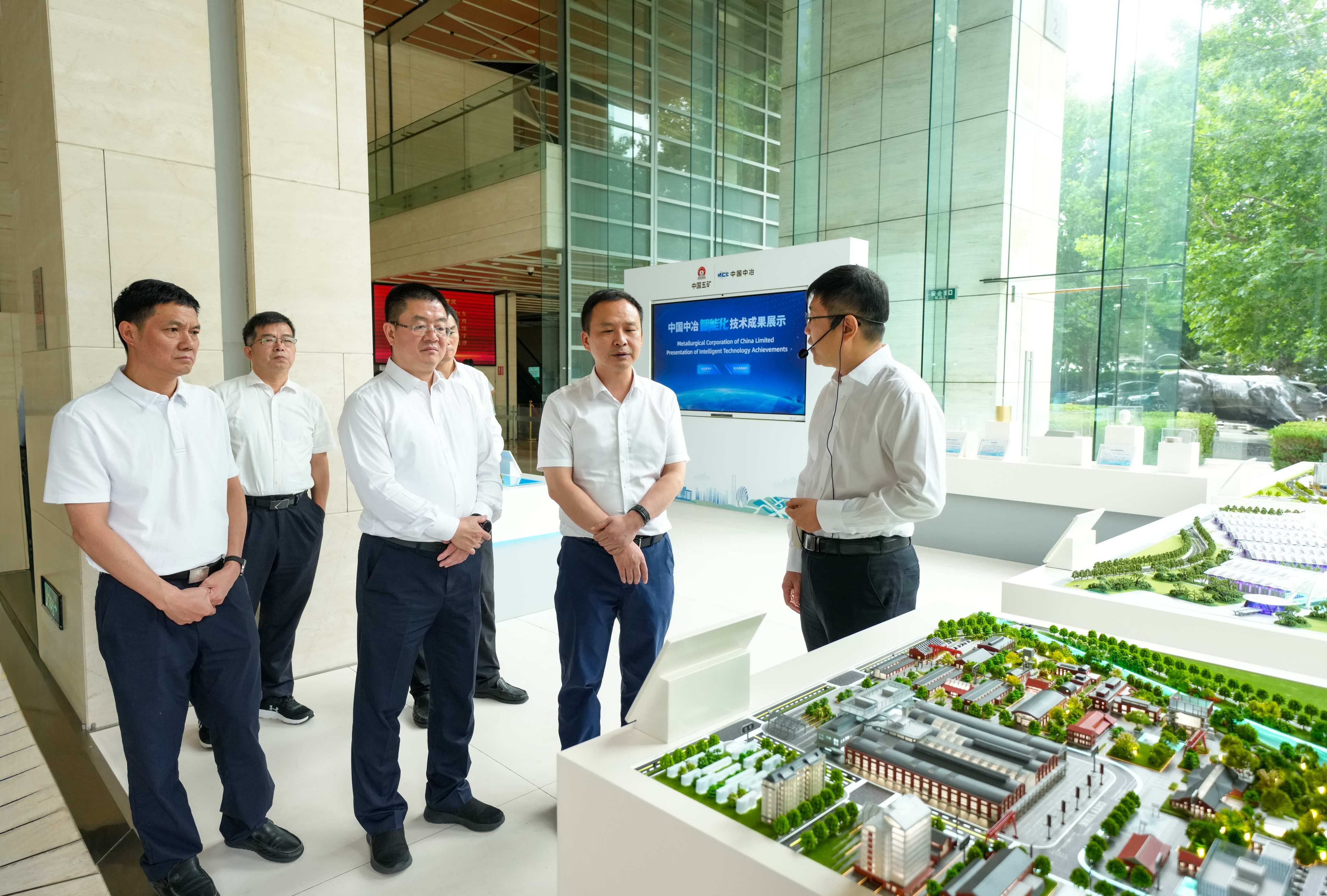 参观中国九游会老哥俱乐部登录科技成果展